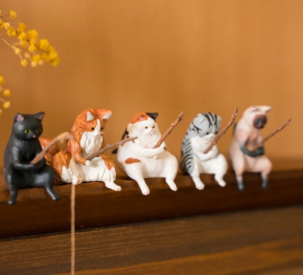 Handgeschilderde mini-kattenbeeldjes voor op je bureau 😺