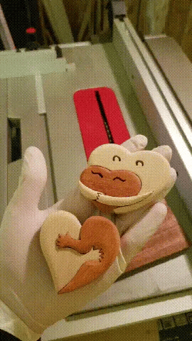 Een knuffel van mijn hart naar jou (handgemaakte houtsnijwerken)